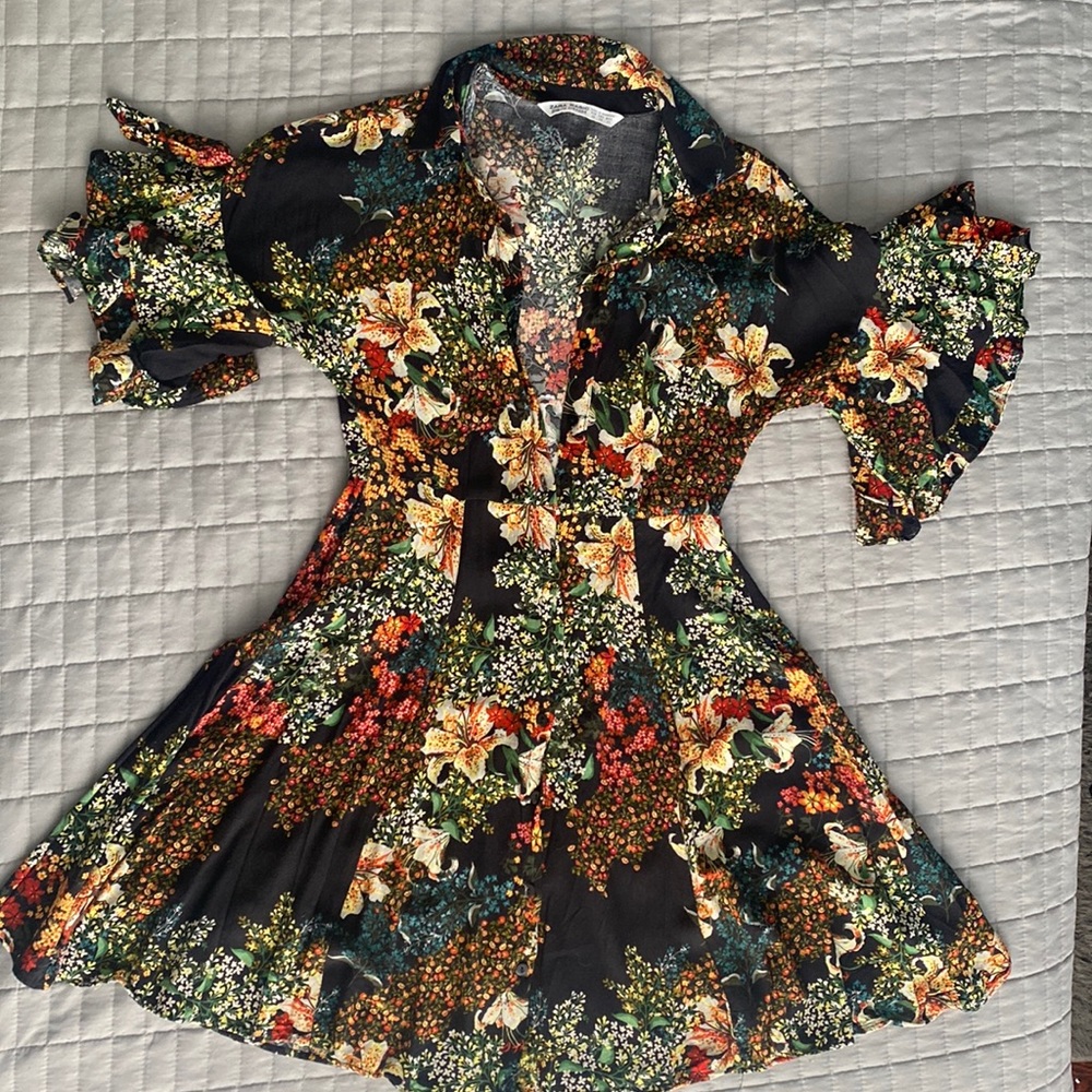 ZARA Beautiful Lightweight Button Down Floral Mini Dress! Perfect For Fall!